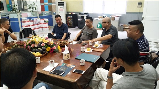 设计系“黄埔军校”集美成员到数码彩公司考察 设计系“黄埔军校”集美成员到数码彩公司考察