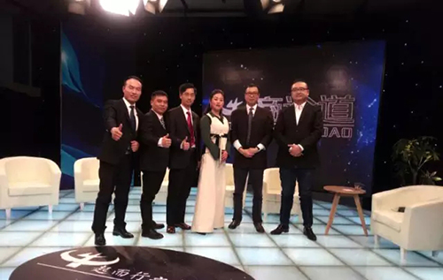 数码彩涂料董事长陈兆良（右二）与《牛商论道》主持人朱轶及众企业家合影