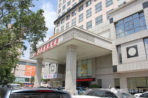 中山小榄某精品酒店,正对酒店内100多套间的家具做翻新,酒店木家具样式原为本色透明,翻新过程中,选用了数码彩水性木器漆及刷色产品,将产品透明样式的家具改为有色透明的红木色风格。 经过翻新后的房间,装修风格焕然一新,凭借红木色高贵典雅的气质,为酒店套间住户提供舒适安逸的享受。 这家酒店之所以选用数码彩的产品及工艺进行酒店内部装修翻新,主要是看中数码彩拥有一套完善的水性漆翻新系统,采用完全手刷的施工方式,翻新过程中使用数码彩水性木器漆及相应的刷色产品,在无噪音无气味无污染的要求下,以不影响酒店正常营业活动的